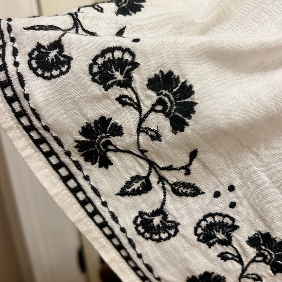 Old Navy Embroidered Split Neck Top in Embroidered Cream, Size M & Size L,
NWT - Picture 7 of 17